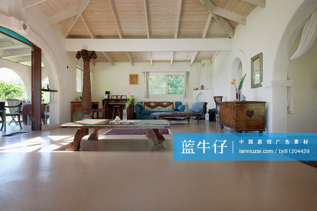 Interior of living room in average home-蓝牛仔影像-中国原创广告影像素材