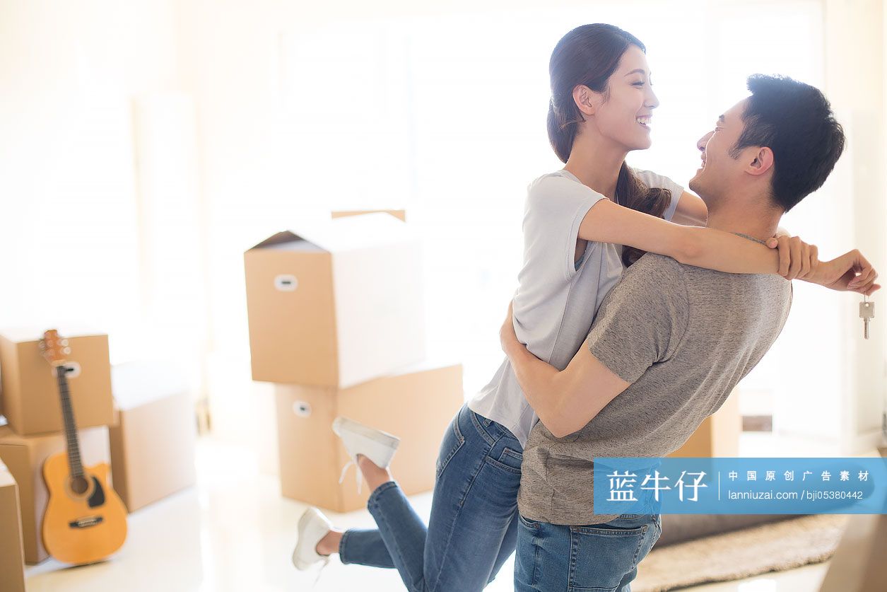 年轻夫妇搬入新家-蓝牛仔影像-中国原创广告影像素材
