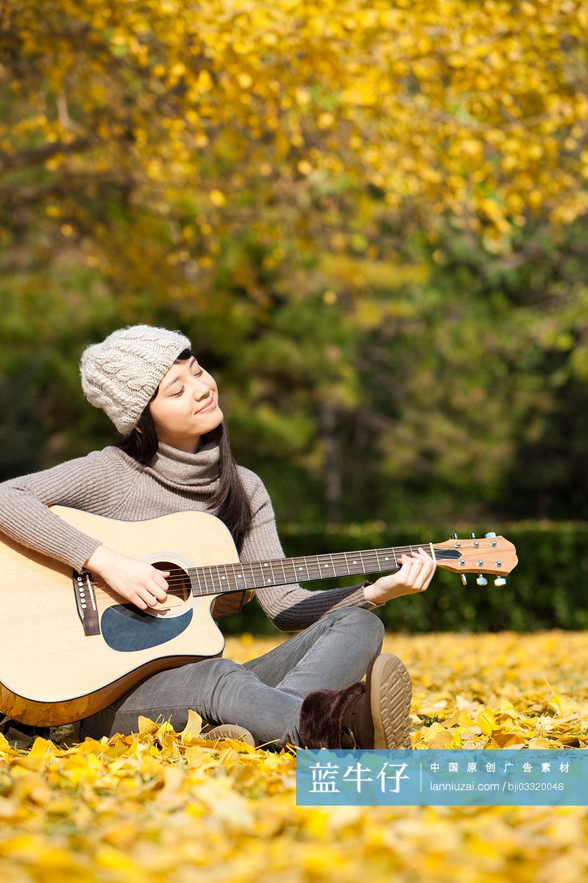 秋天快乐女大学生校园弹吉他