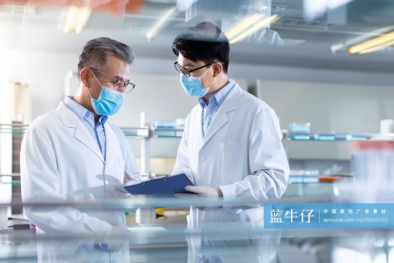 医学研究员在实验室讨论工作