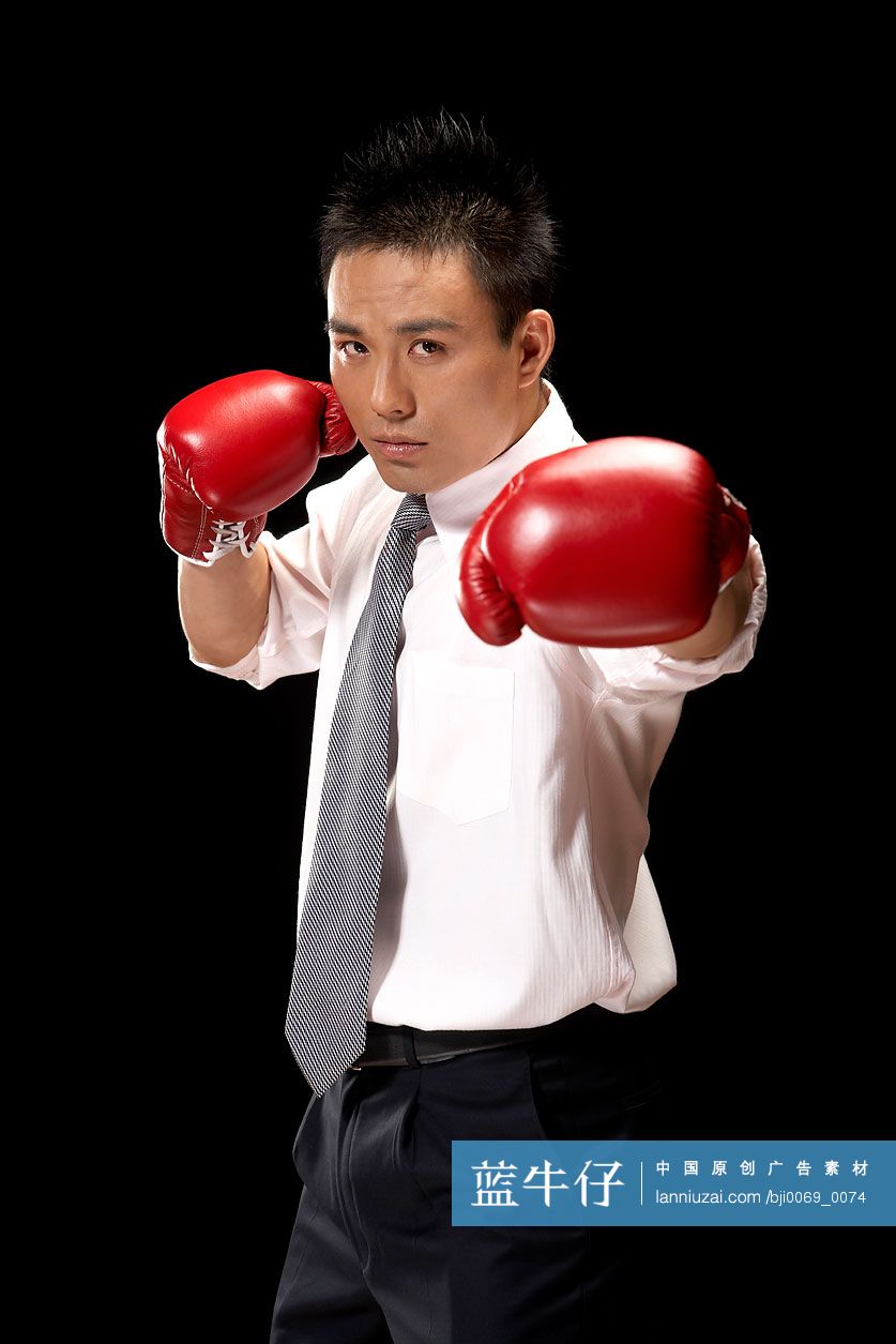 穿职业装戴拳击手套的亚洲人肖像