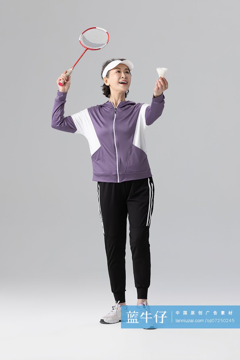 快乐的老年女子锻炼身体