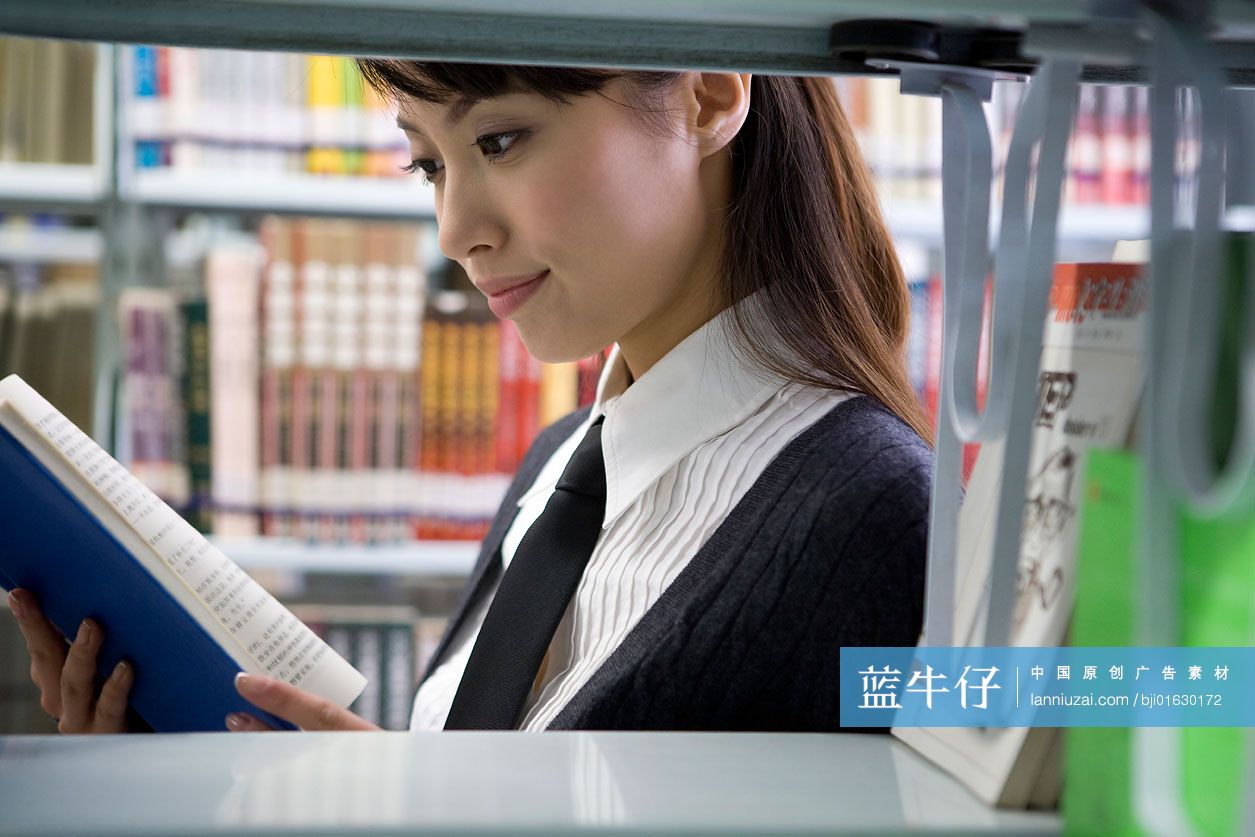 图书馆看书的女大学生