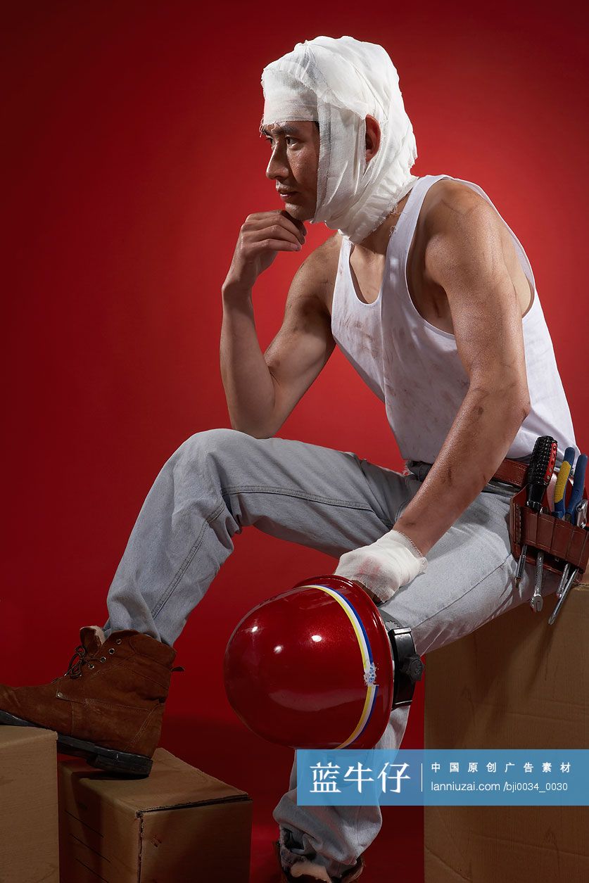 建筑工人头部缠纱布