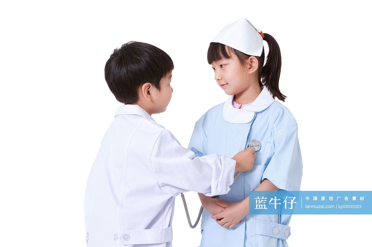 男孩女孩扮演医生和护士