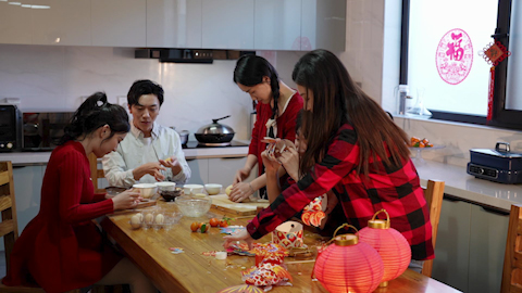 年轻朋友们自制月饼庆祝节日