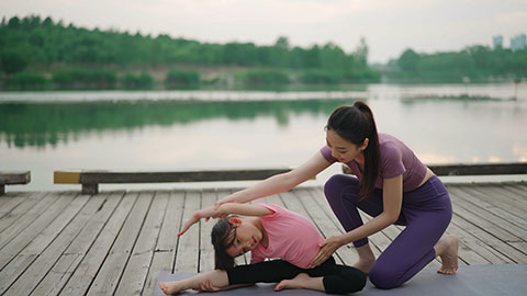 妈妈和女儿在公园练瑜伽