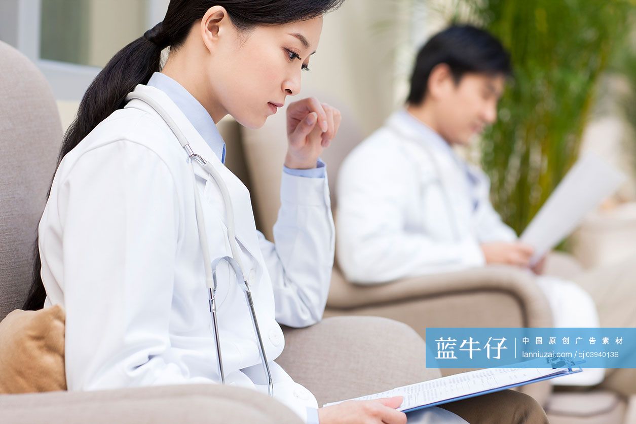 医生阅读文件