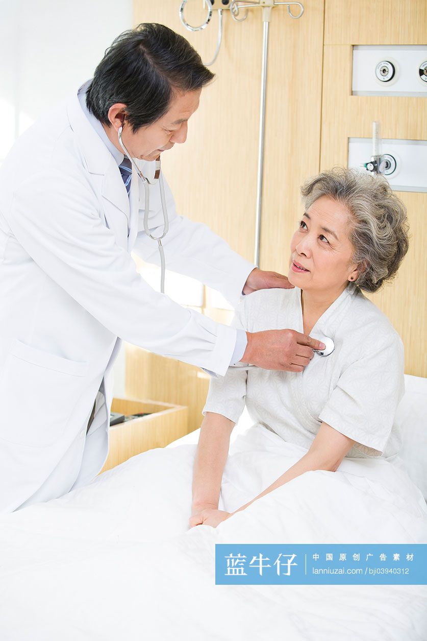 大夫给病人检查身体