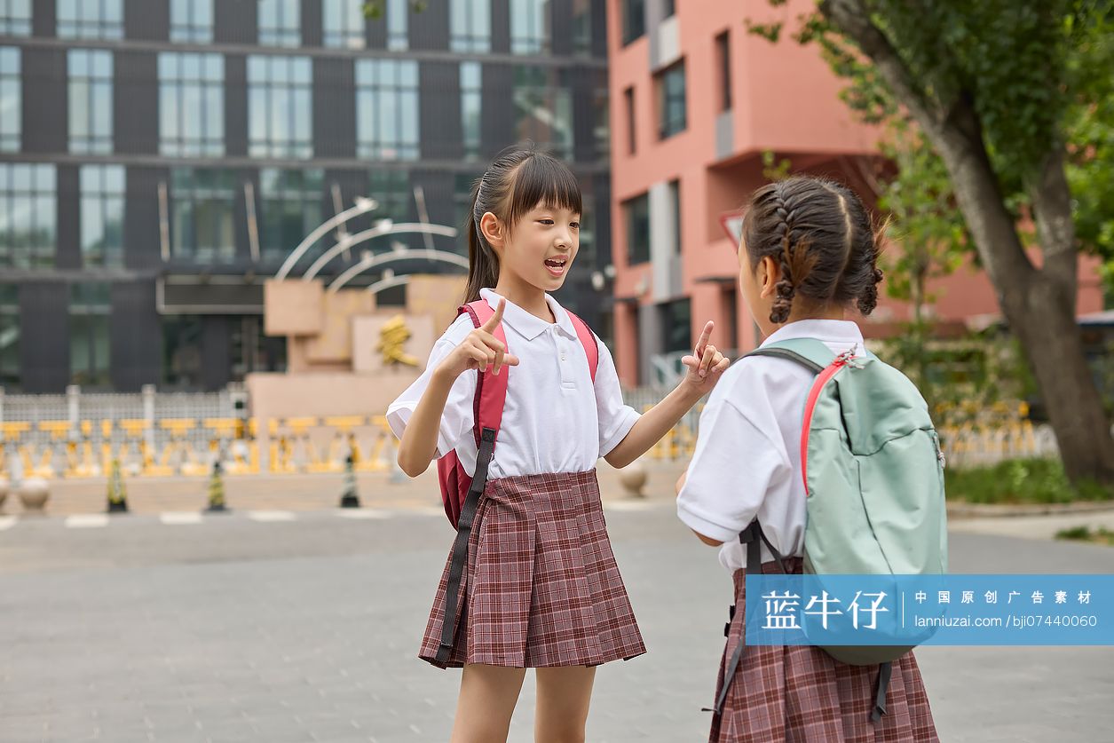 两个小女孩放学一起玩耍