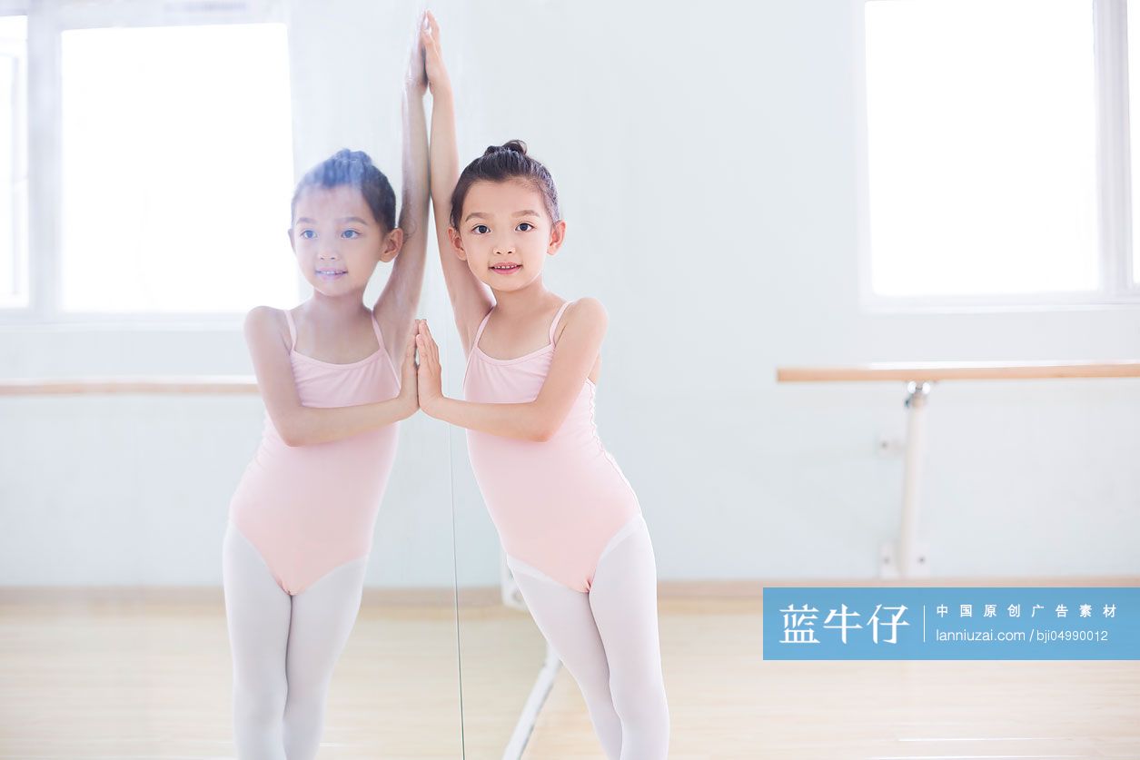 跳芭蕾的小女孩