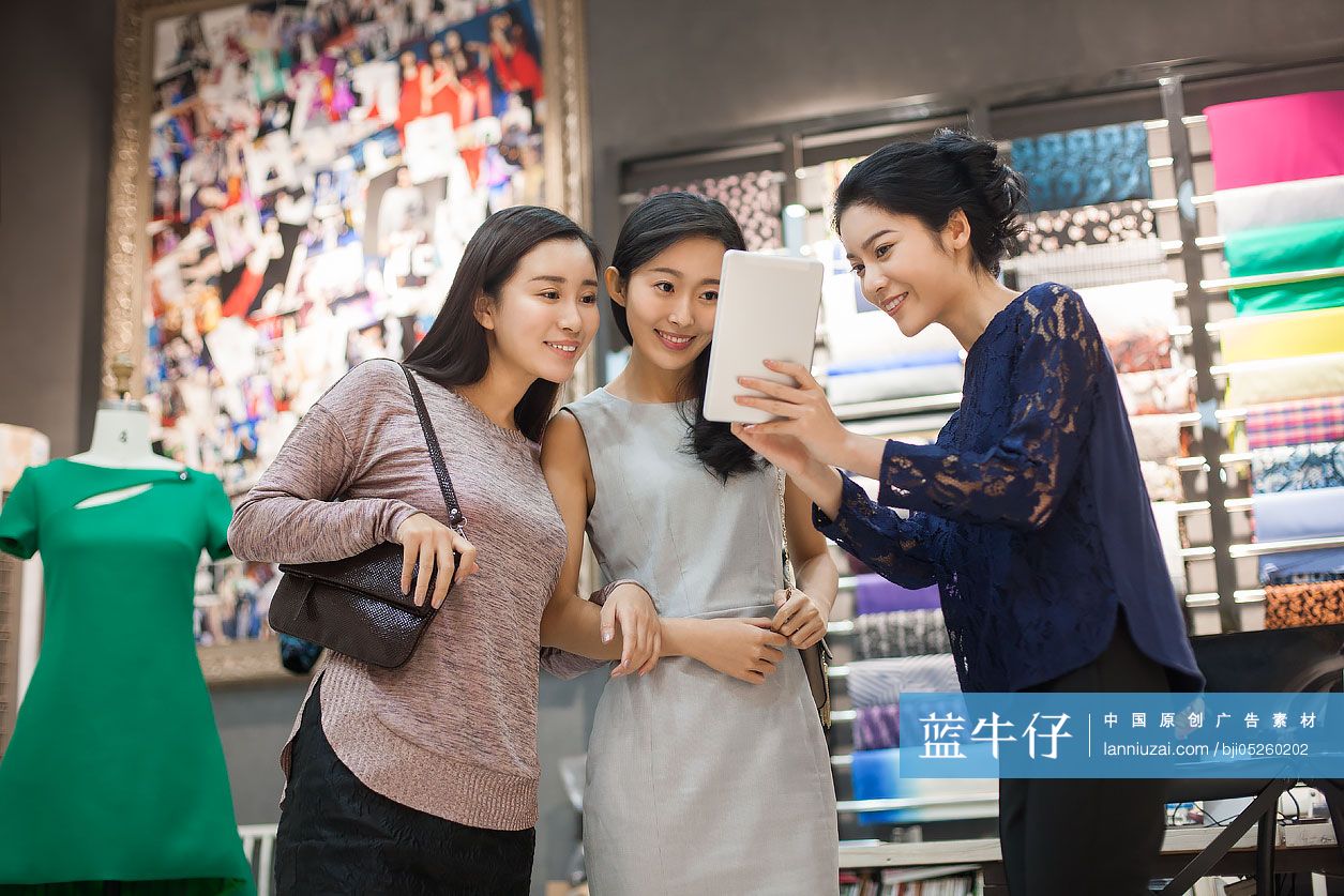 服装店店主帮助顾客挑选衣服
