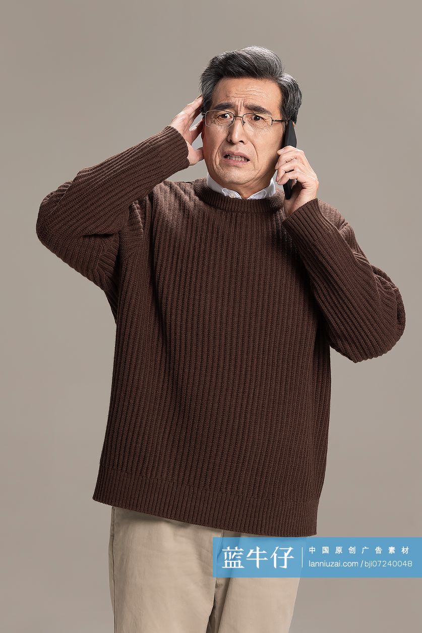 老年男子打电话