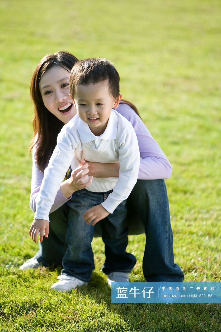 母子俩嬉戏