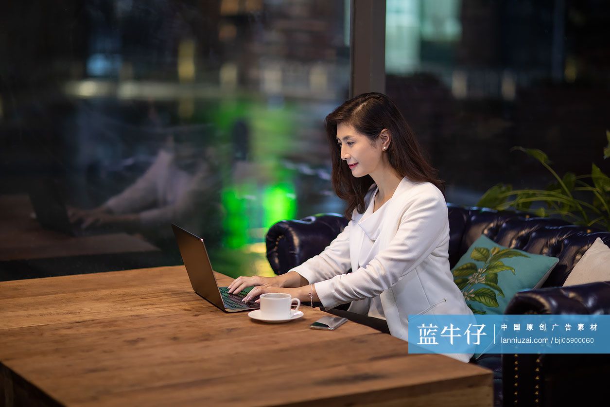 商务女性在咖啡馆使用电脑