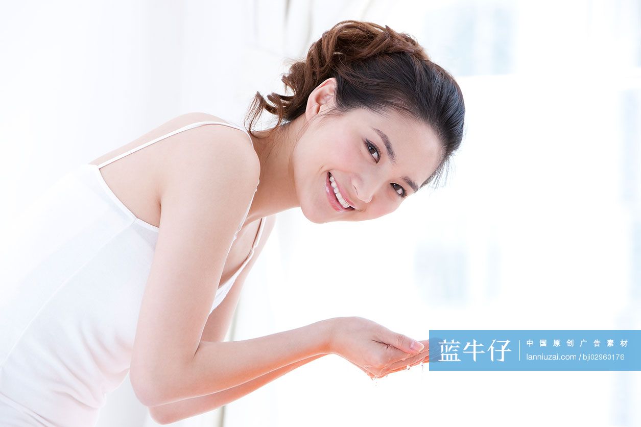 洗脸的年轻女性