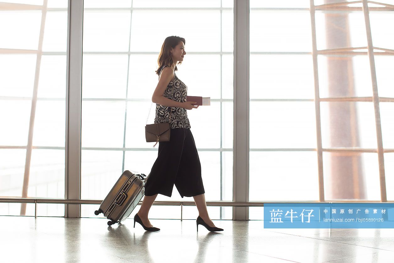 商务女士在机场