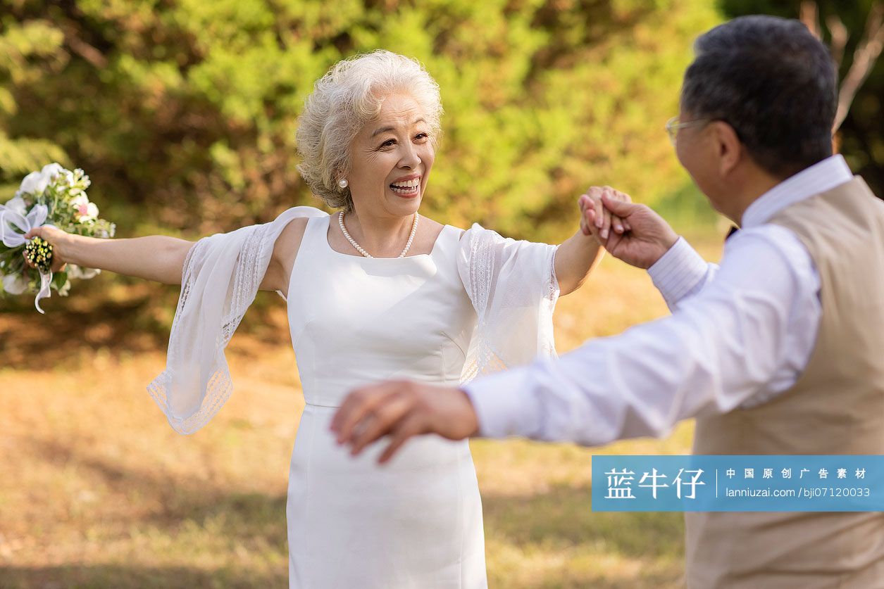 开心的老年新婚夫妇-蓝牛仔影像-中国原创广告影像素材