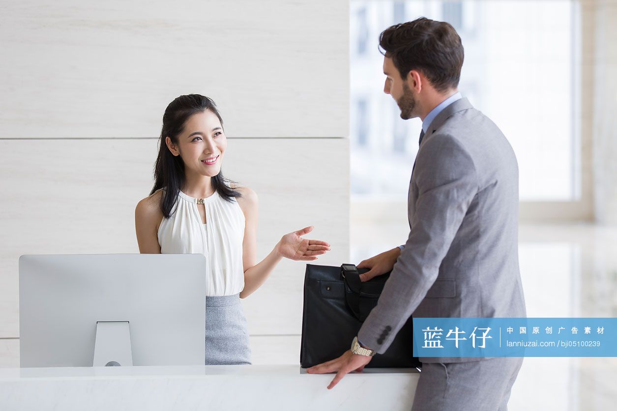 商务人士和前台接待员谈论