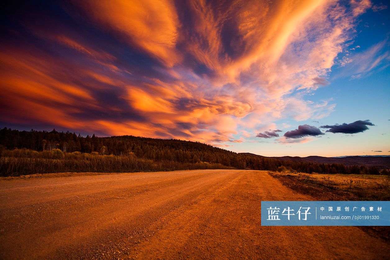 路面上空的火烧云