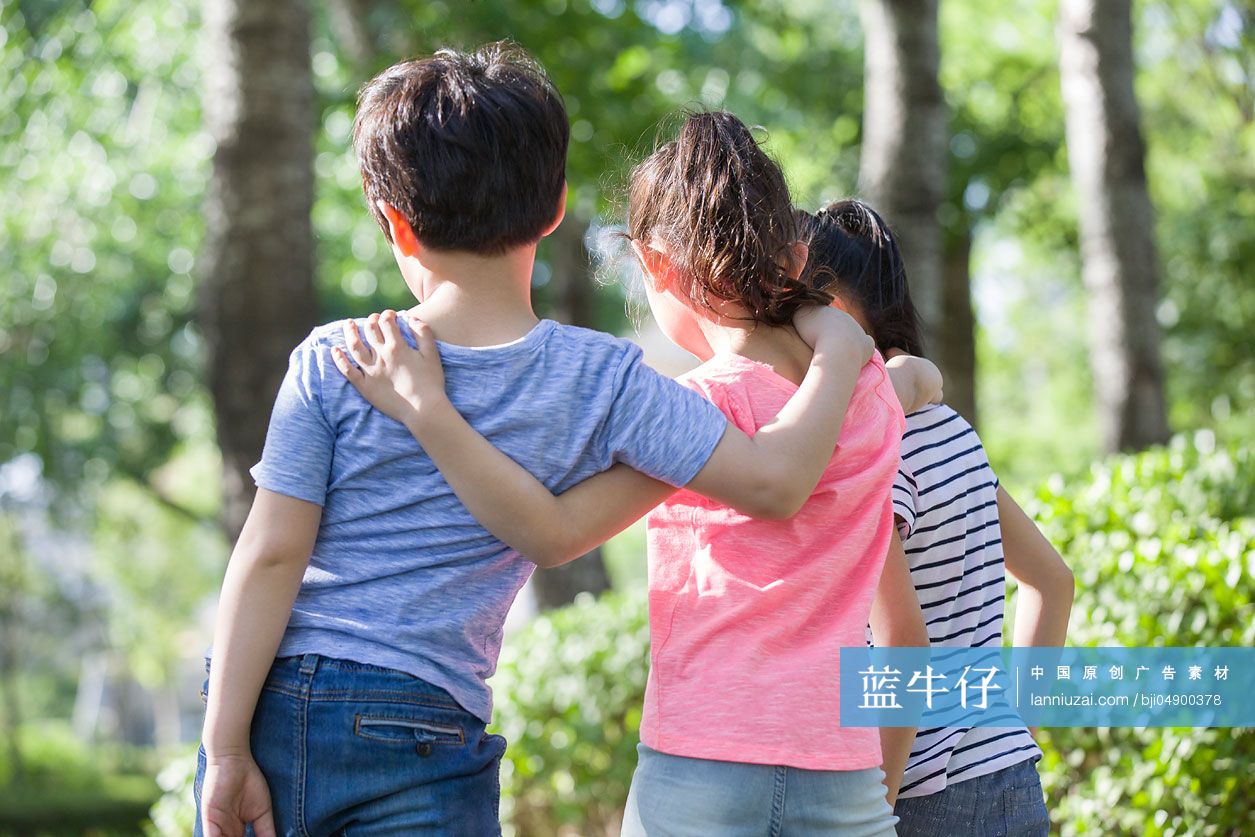 儿童在树林里嬉戏玩耍