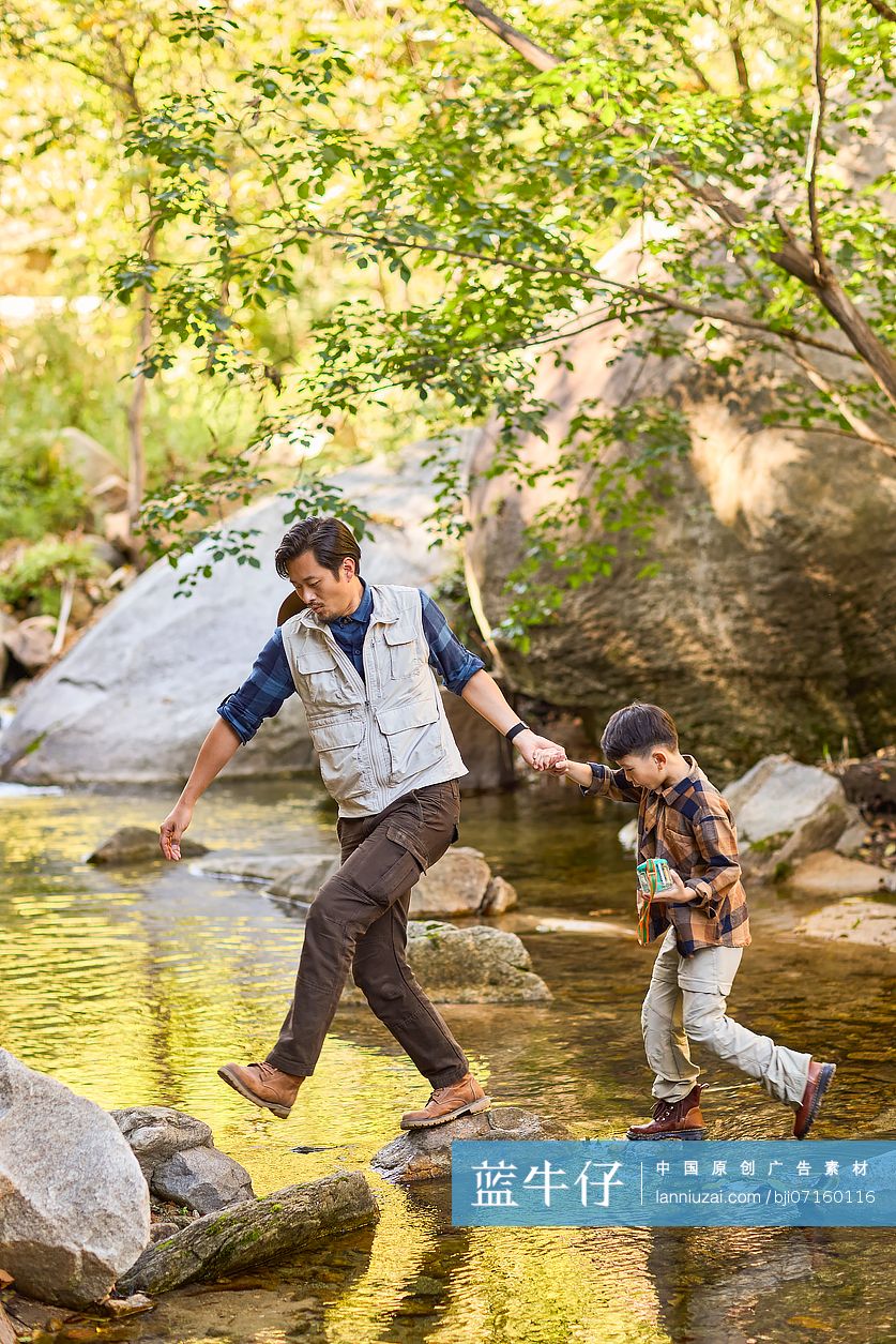 老师带学生在小溪边玩耍