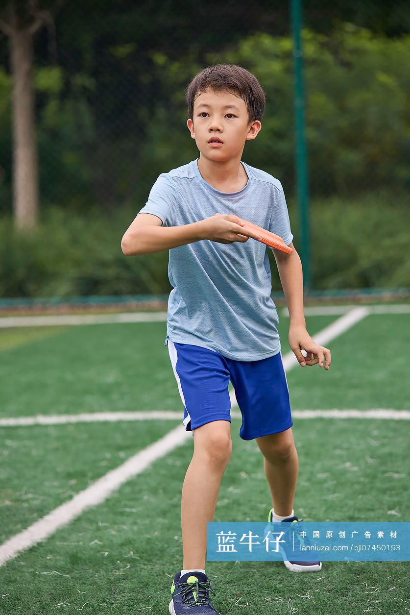 快乐的男孩玩飞盘