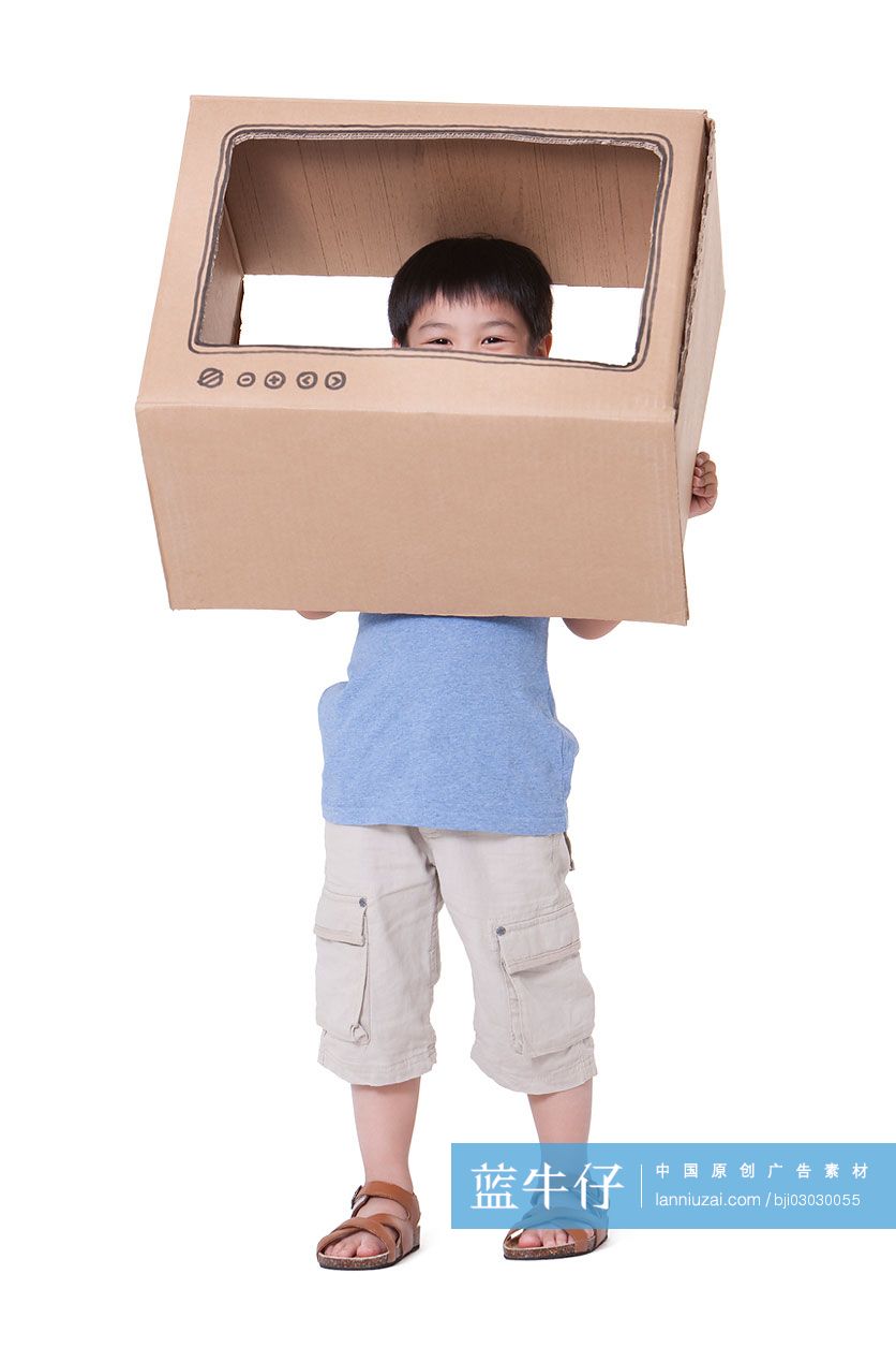 小男孩和玩具电视