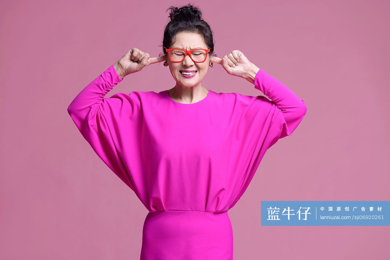 受噪音折磨的女子