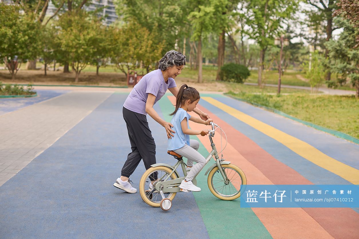 老人教小孩骑自行车