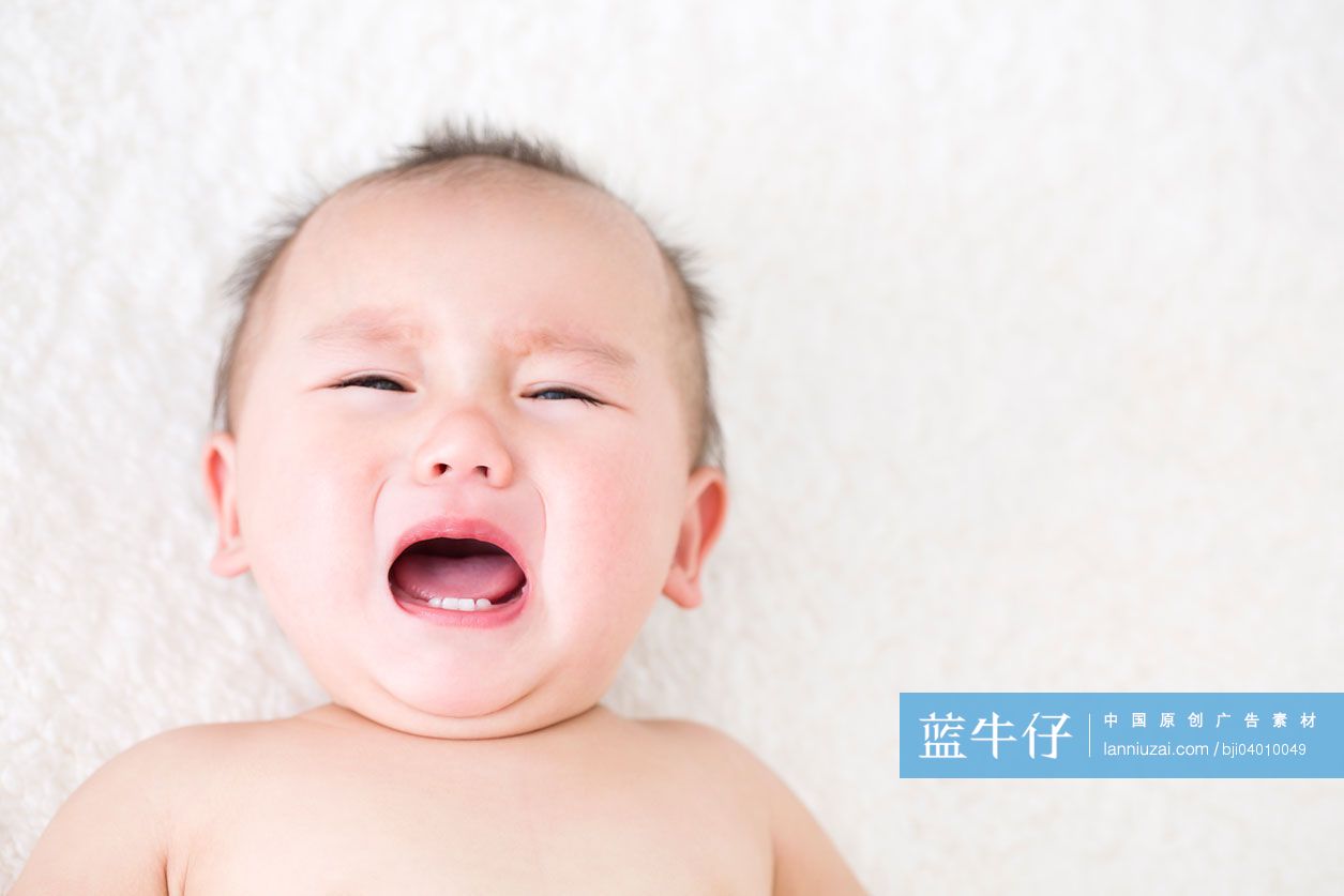 哭泣的男婴
