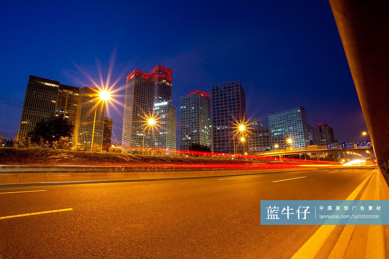 CBD夜景和公路