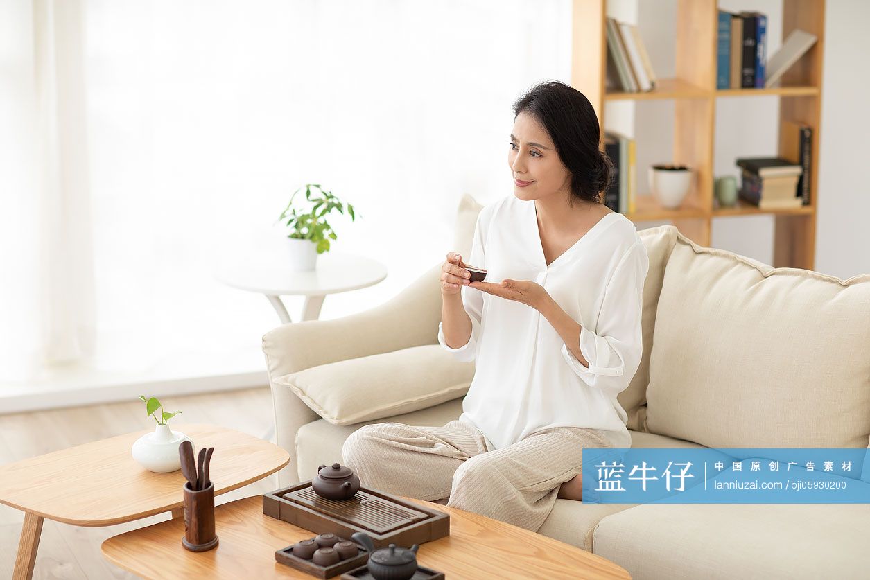 成熟女士在家喝茶