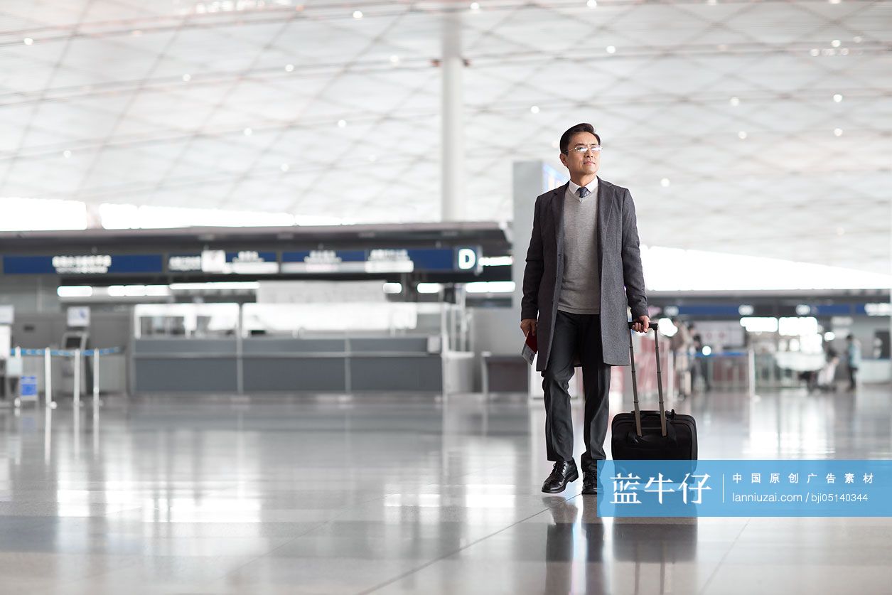 商务男士在机场