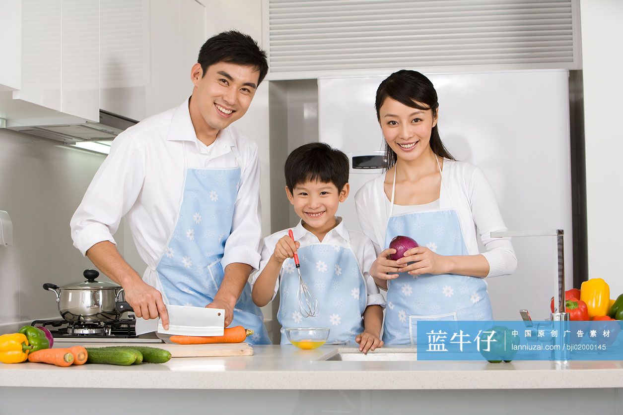 一家三口在厨房做饭