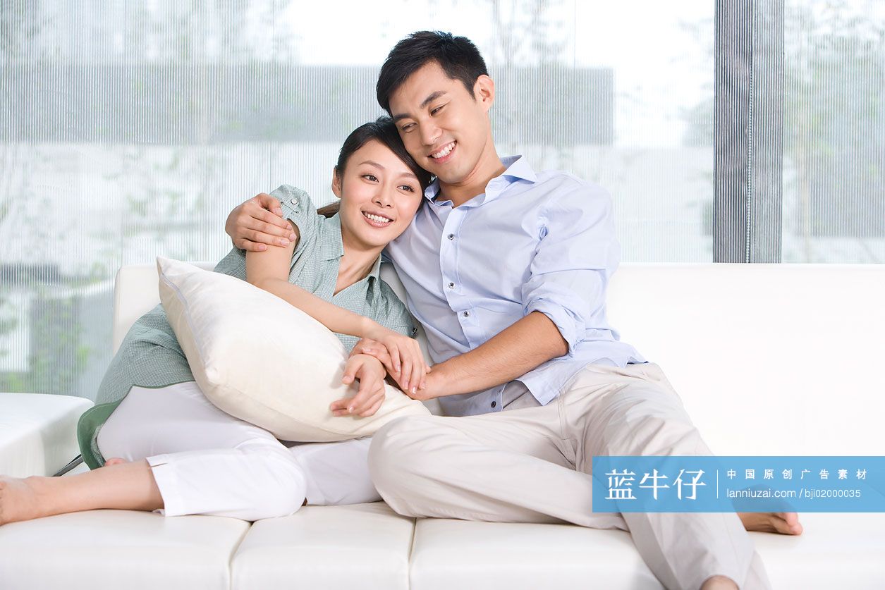 青年夫妇依偎在沙发上