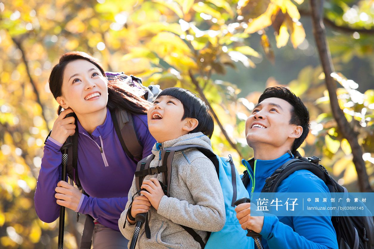 一家三口徒步旅行