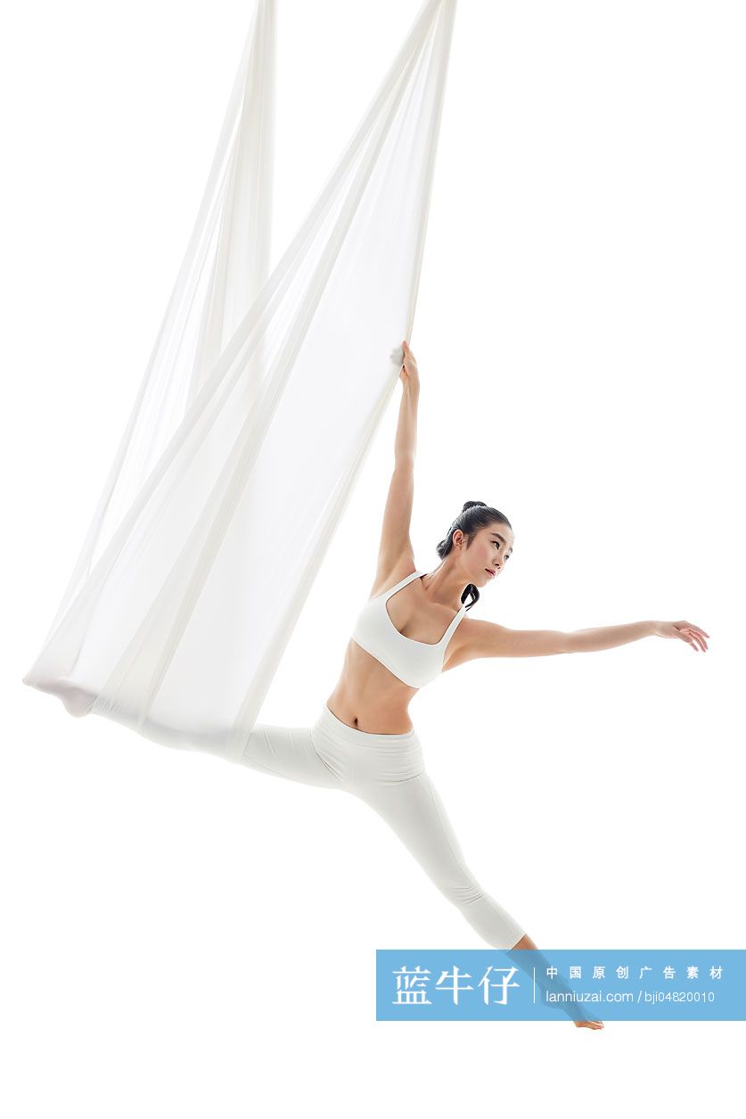 年轻女子练习空中瑜伽