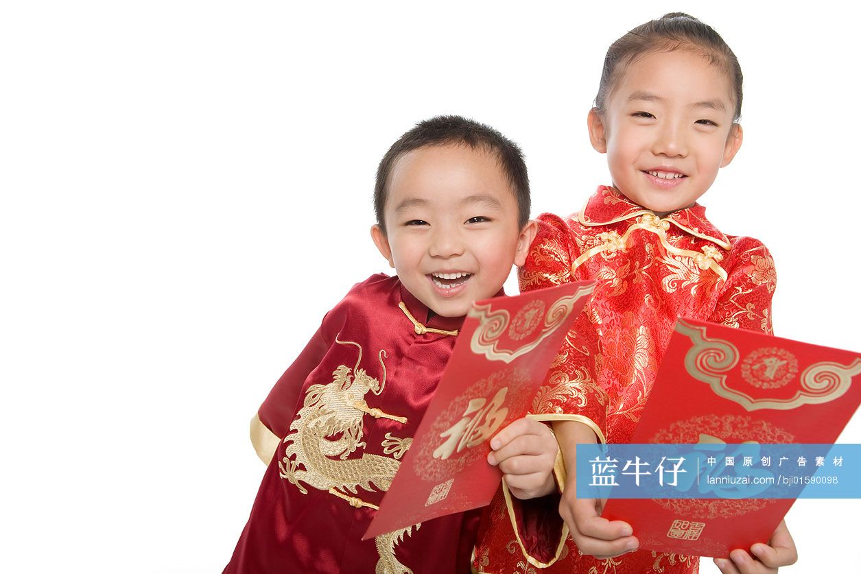 穿着唐装拿红包的小孩