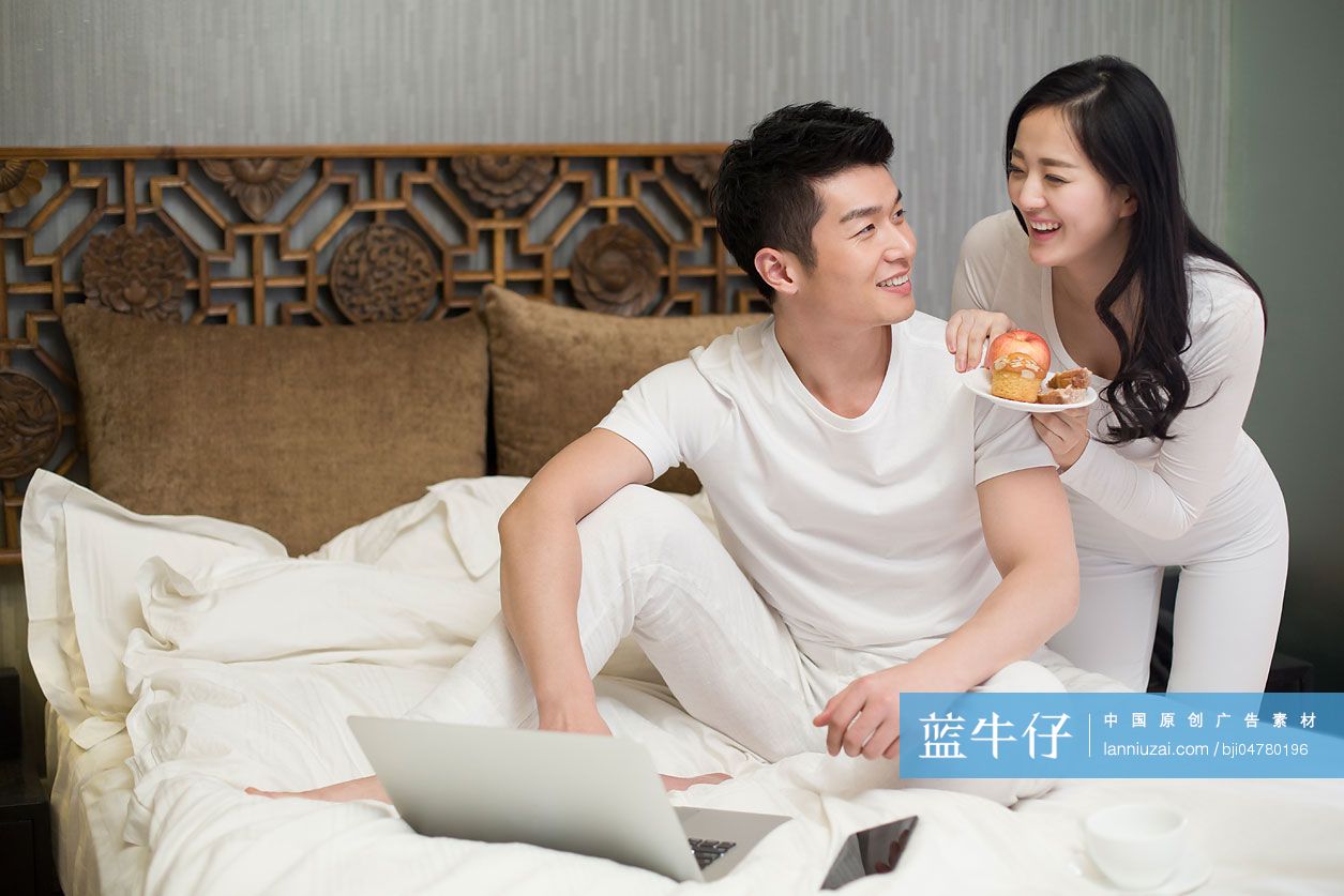 快乐的年轻情侣-蓝牛仔影像-中国原创广告影像素材