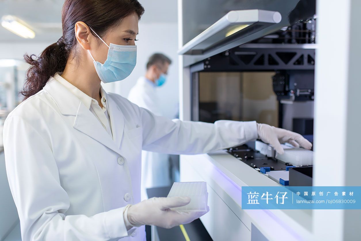 医学研究员在实验室工作