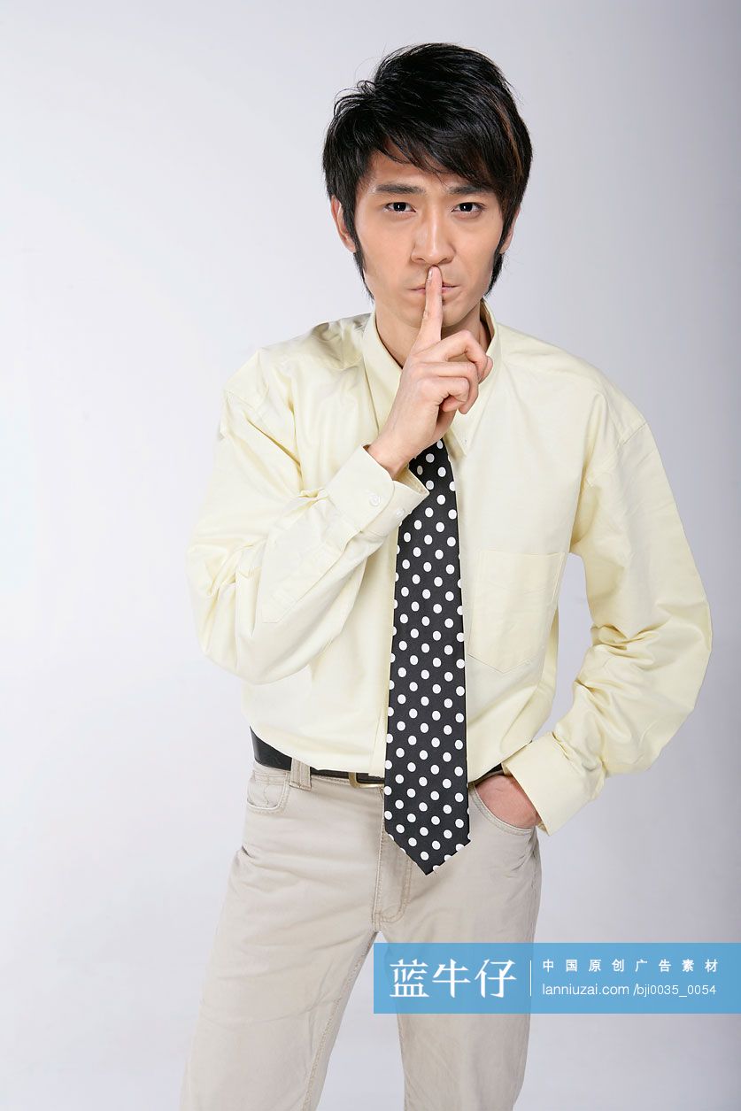 商务男士做出噤声手势