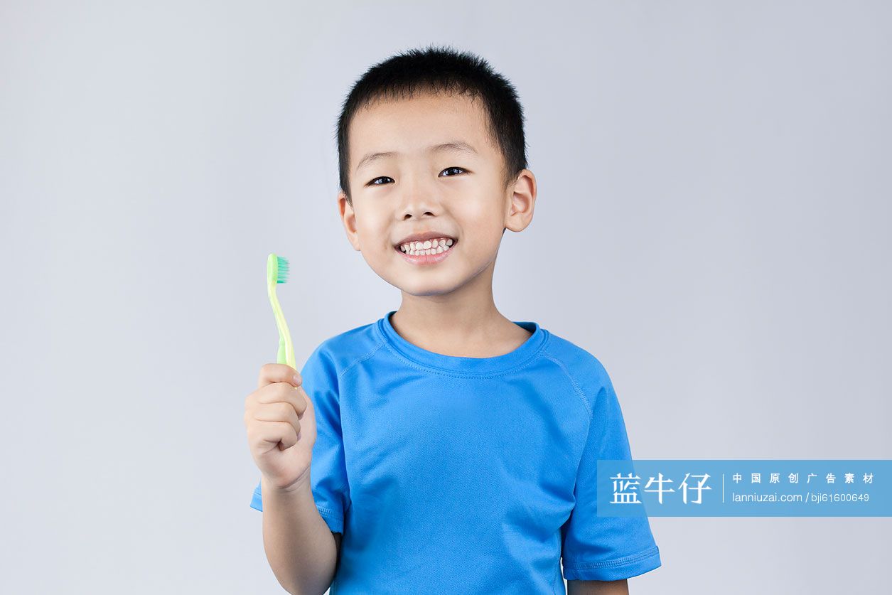 可爱的小男孩刷牙