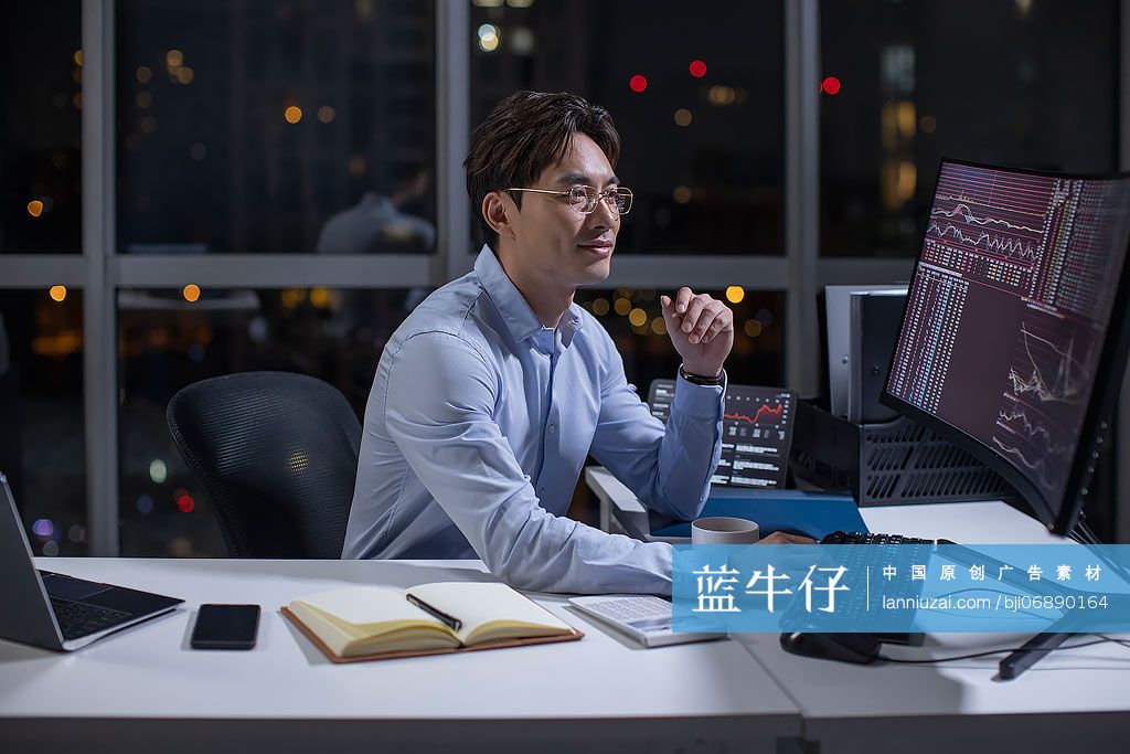 金融分析师在公司加班