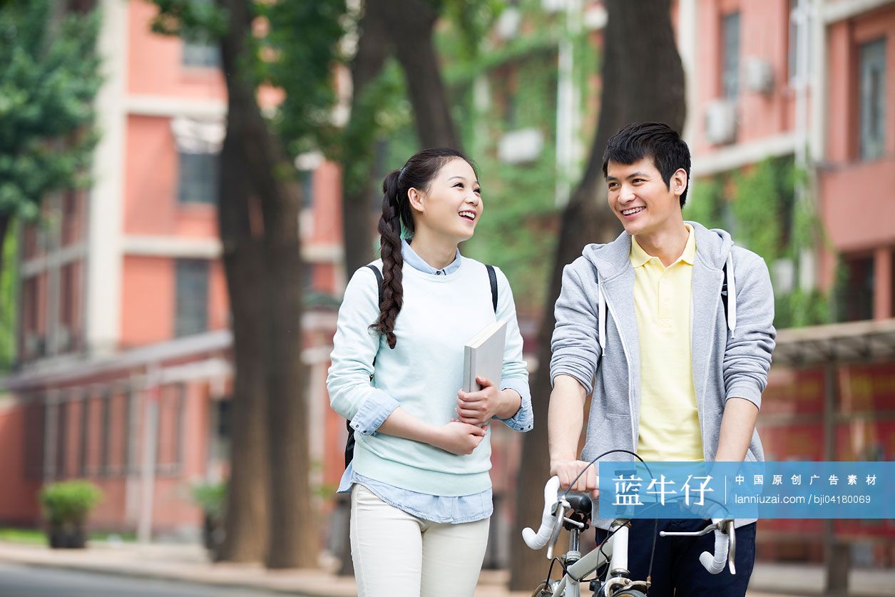 校园里的大学生情侣-蓝牛仔影像-中国原创广告影像素材