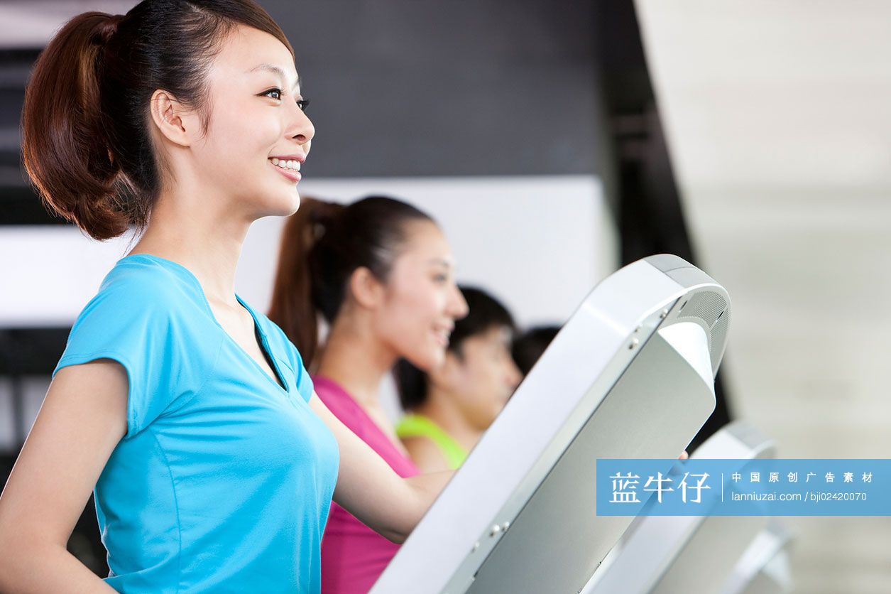 青年男女在健身馆健身