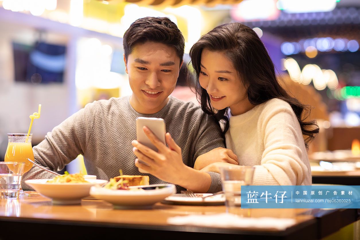 快乐的年轻情侣在餐厅约会