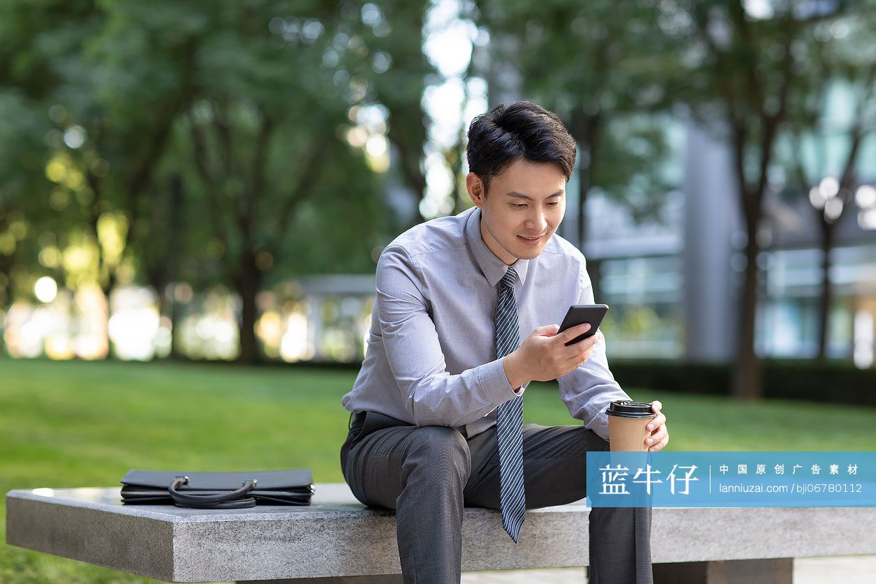 年轻商务男士使用手机