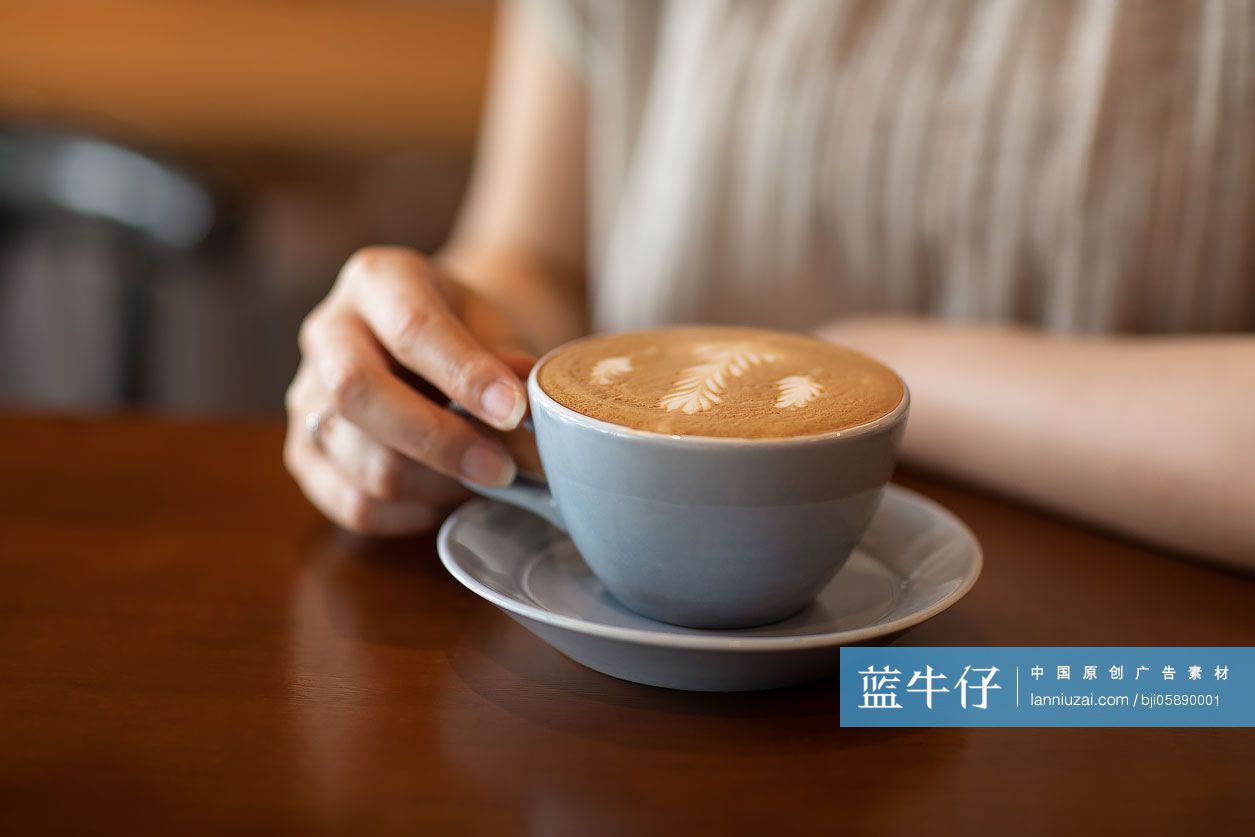 优雅女士在咖啡店喝咖啡