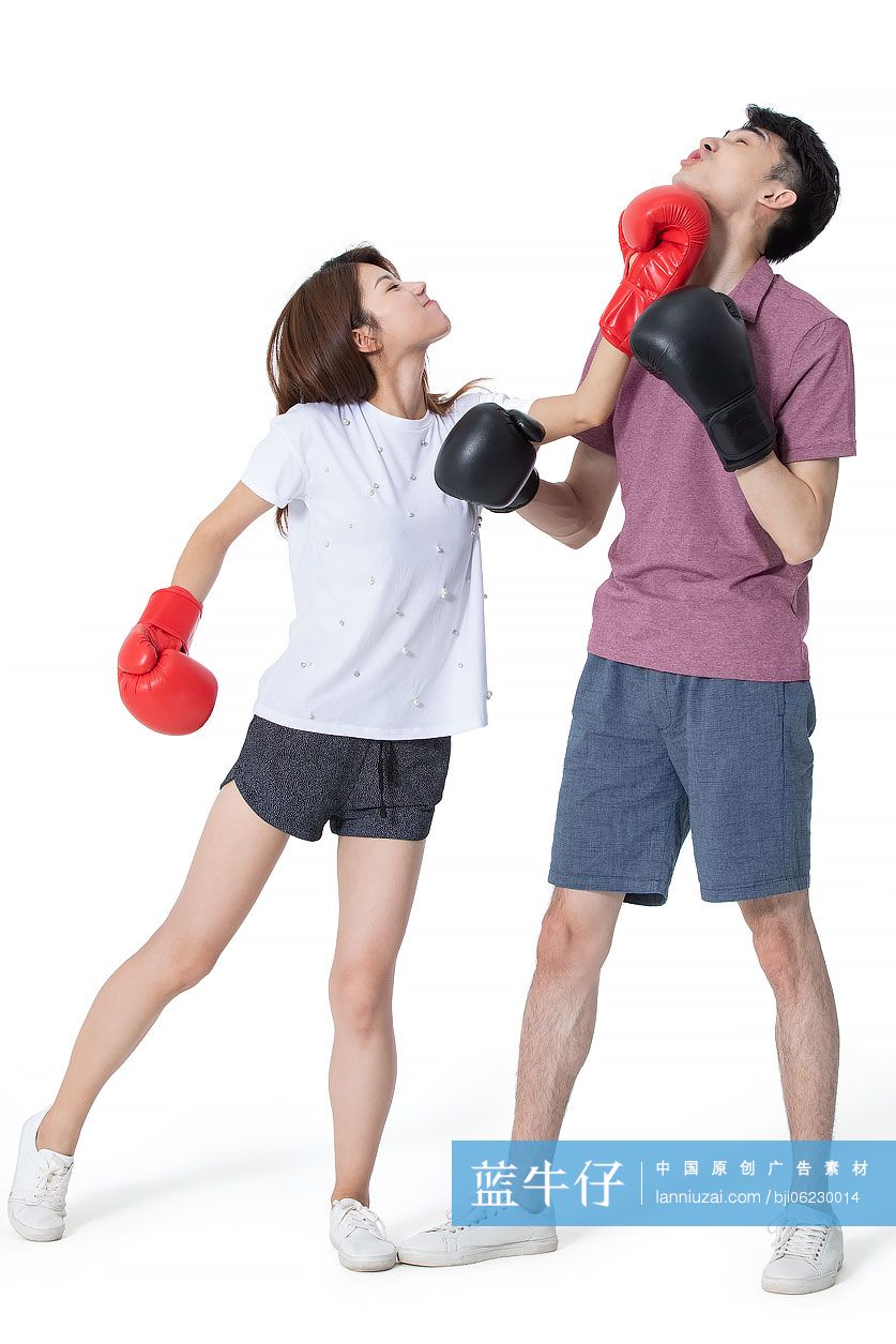 年轻情侣练拳击
